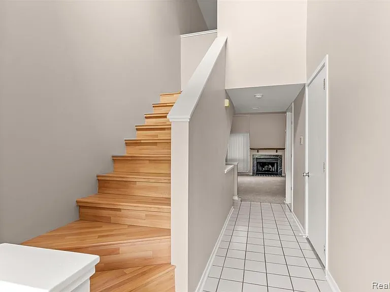 644 Ashley Cir — Photo 3