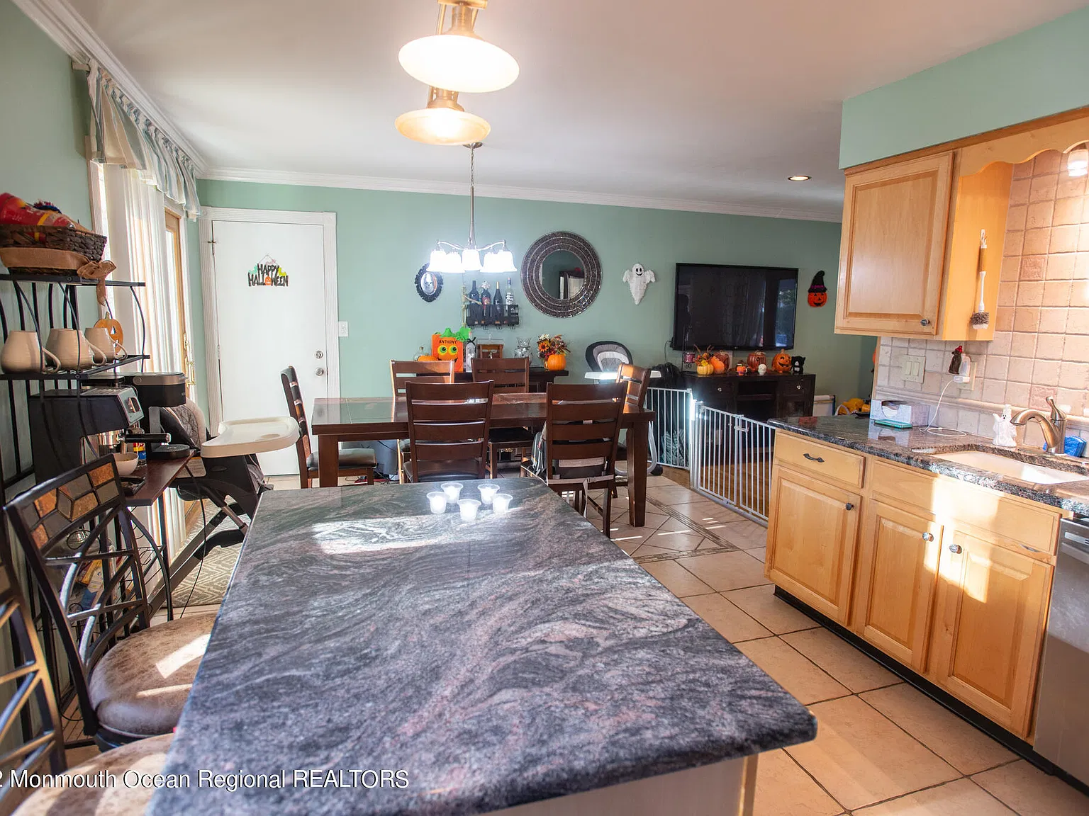 3 bed, 1.5 bath, 1208 sqft, $3,500 — Photo 3