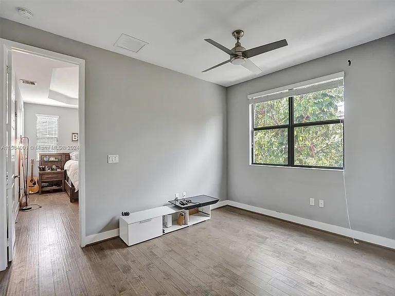 1236 SW 4th Ave — Photo 12