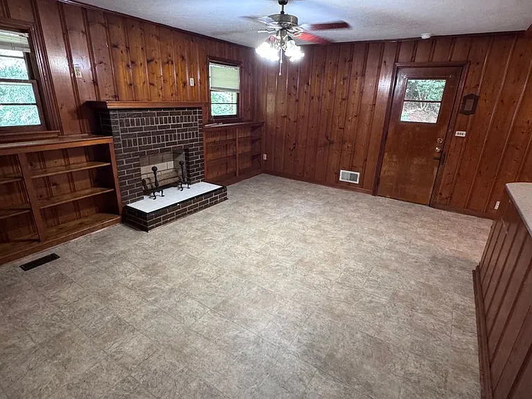 916 Stewart St — Photo 6