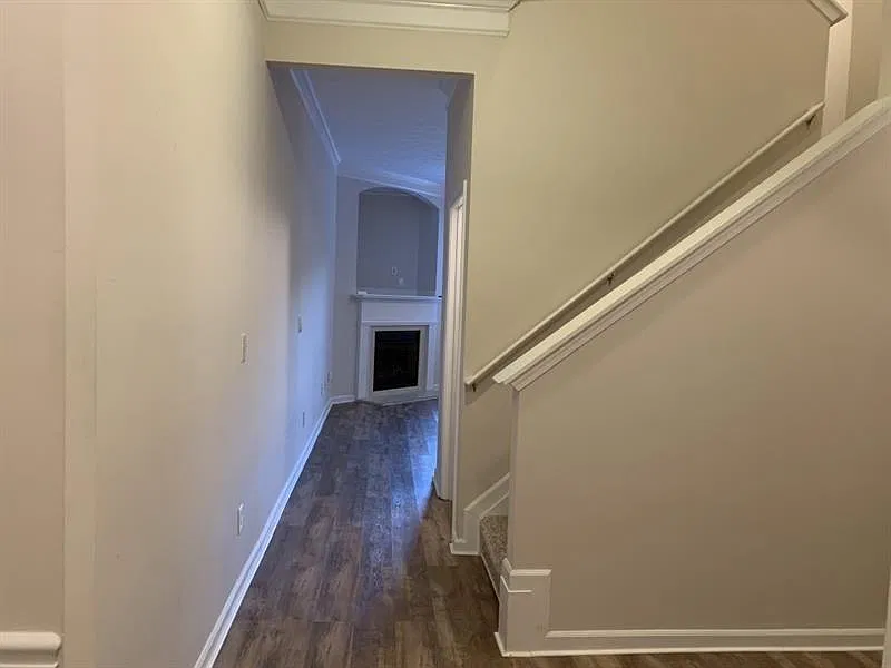 3 bed, 2.5 bath, 2046 sqft, $2,000 — Photo 3
