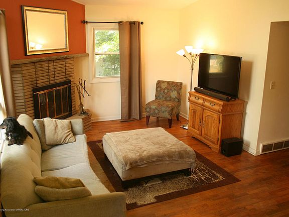 4th image of 1562 Greencrest Ave