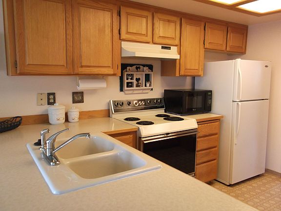 Kitchen with eating bar 
