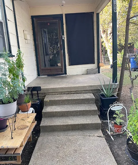 1109 Edwards Cir — Photo 4