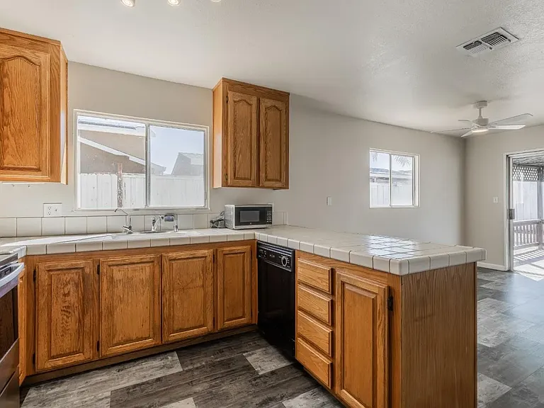 1610 Bondy Ln — Photo 3