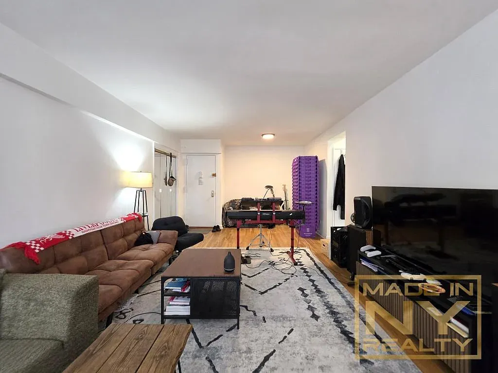 327 West 30th Street — Photo 2