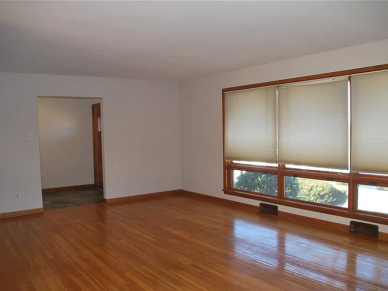 13 Carleton Dr — Photo 3