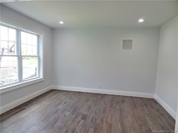 5th image of 263 Greenfield Dr