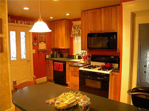 5th image of 405 Welker St