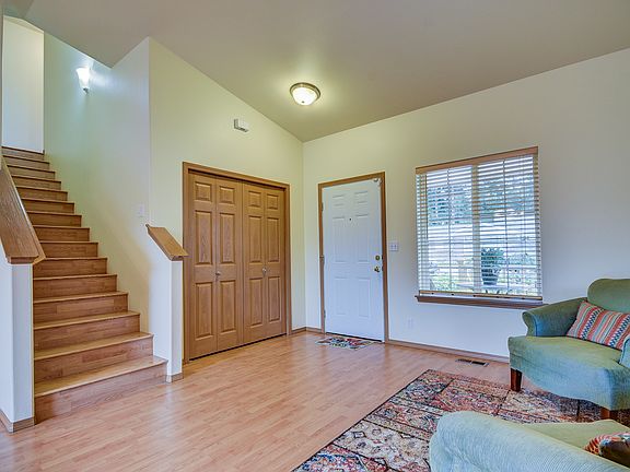 Laminate flooring throughout
