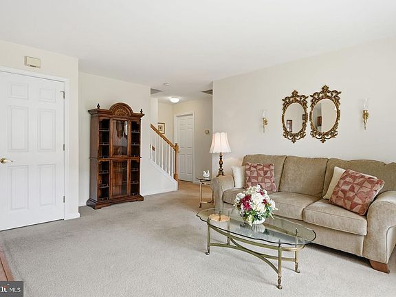 4th image of 22 Avenrowe Ct