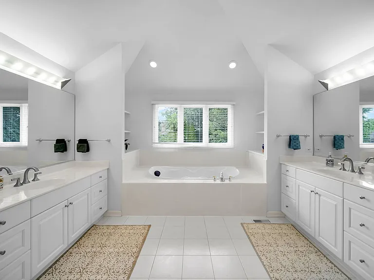36W244 Fieldcrest Dr — Photo 30