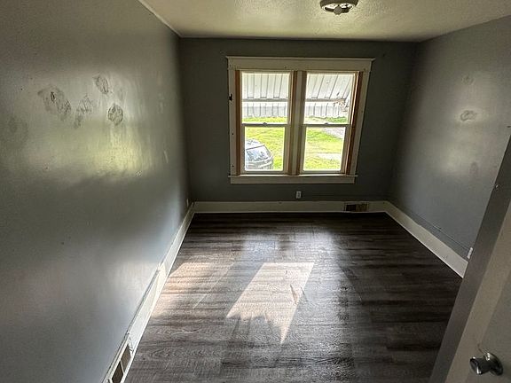 4th image of 415 N 2nd St #95DB05425