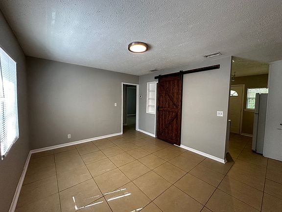 4th image of 2514 Peach Dr #A