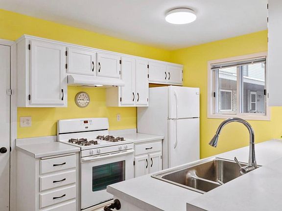 3rd image of 3177 Manitou Dr #10