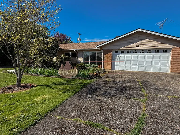 3231 Alberta Ave NE — Photo 1