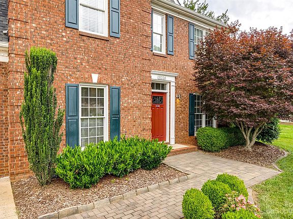 3rd image of 15320 Blackfriars Ct