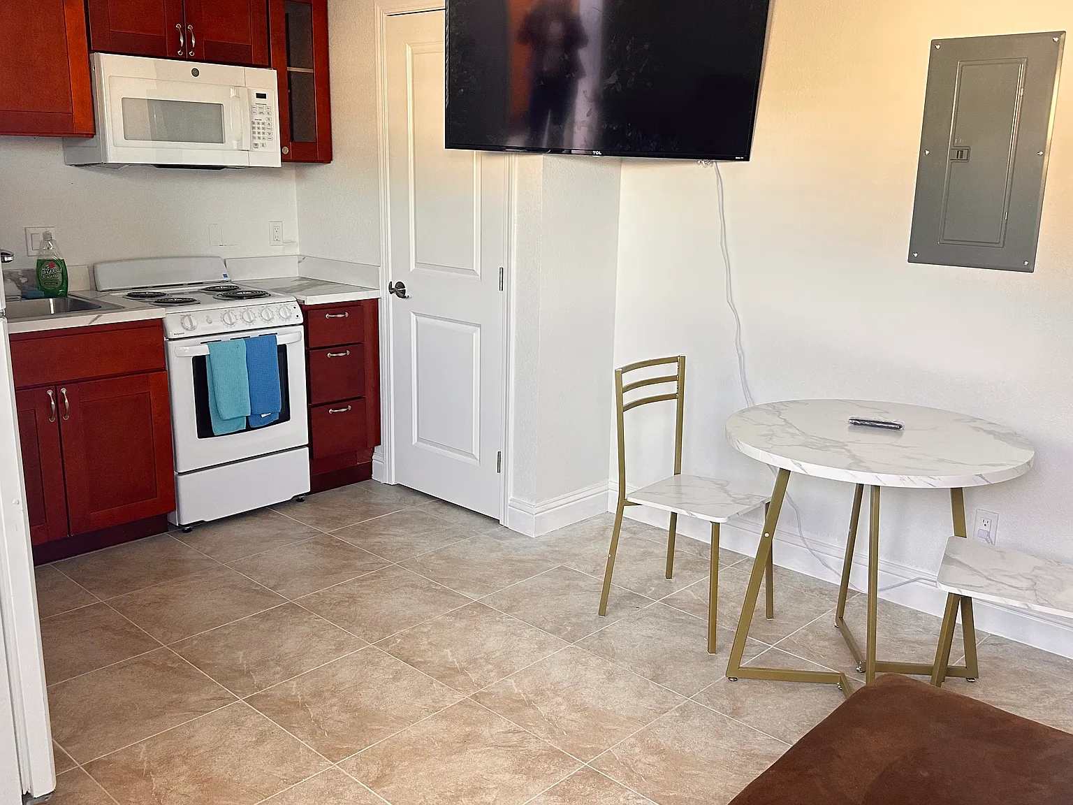 1 bed, 400 sqft, $2,400 — Photo 1