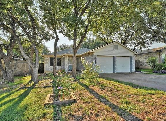 5th image of 1602 Carriage Hills Trl