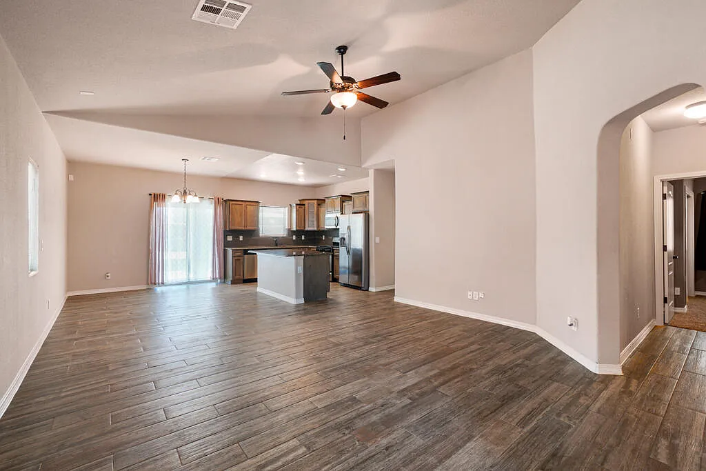 3 bed, 2.0 bath, 1389 sqft, $1,850 — Photo 4