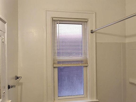 4th image of 914 Beaconsfield Ave APT 2