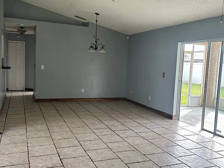 5105 Iris Ct — Photo 2