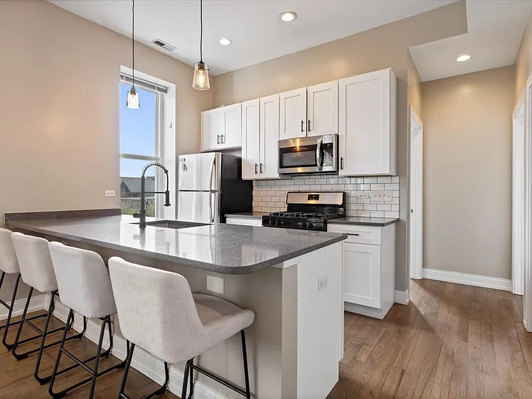1946 S Racine Ave #3R — Photo 4