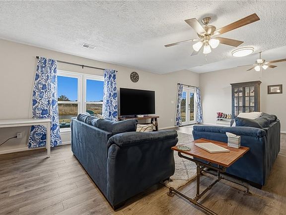 5th image of 102 Diggs Dr