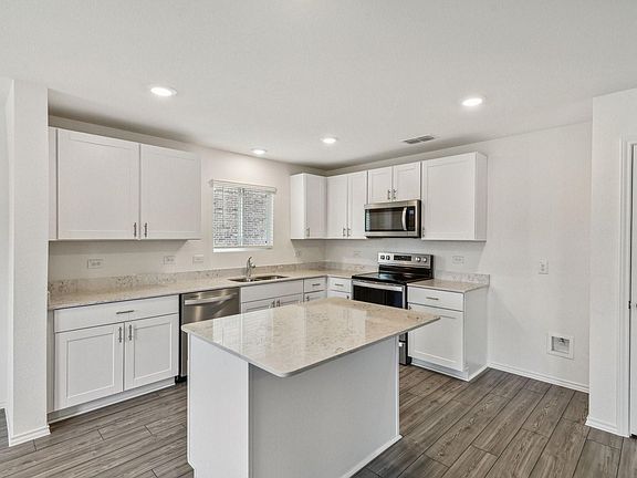 5th image of 2051 Henrietta Dr