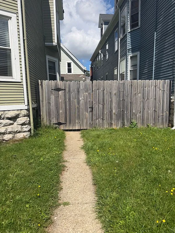 3 bed, 1.0 bath, 1200 sqft, $1,300 — Photo 3