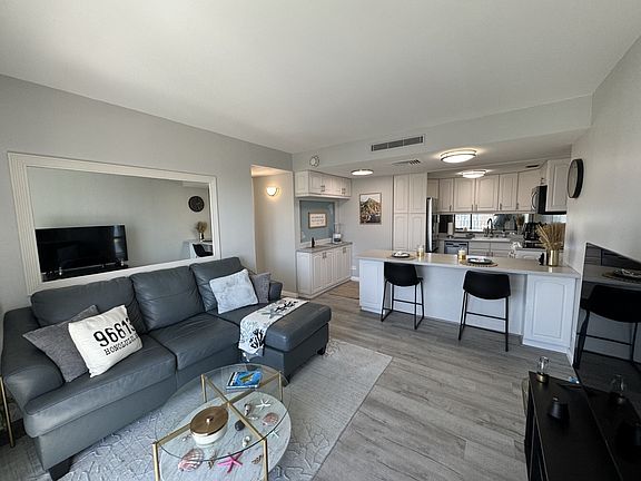 3rd image of 225 Queen St #17B-1