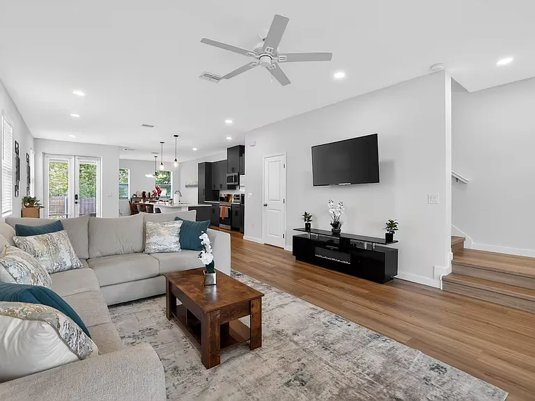 210 E Columbus Dr #B — Photo 12