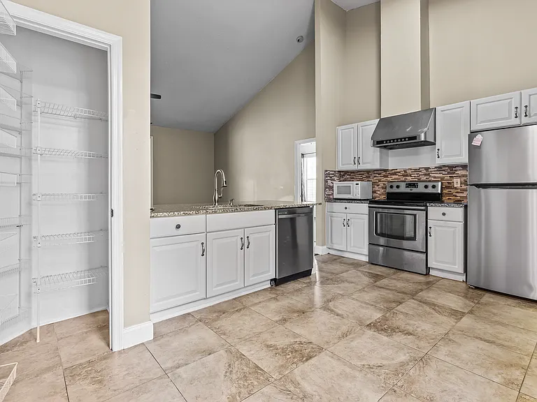 211 Springlake Dr — Photo 8