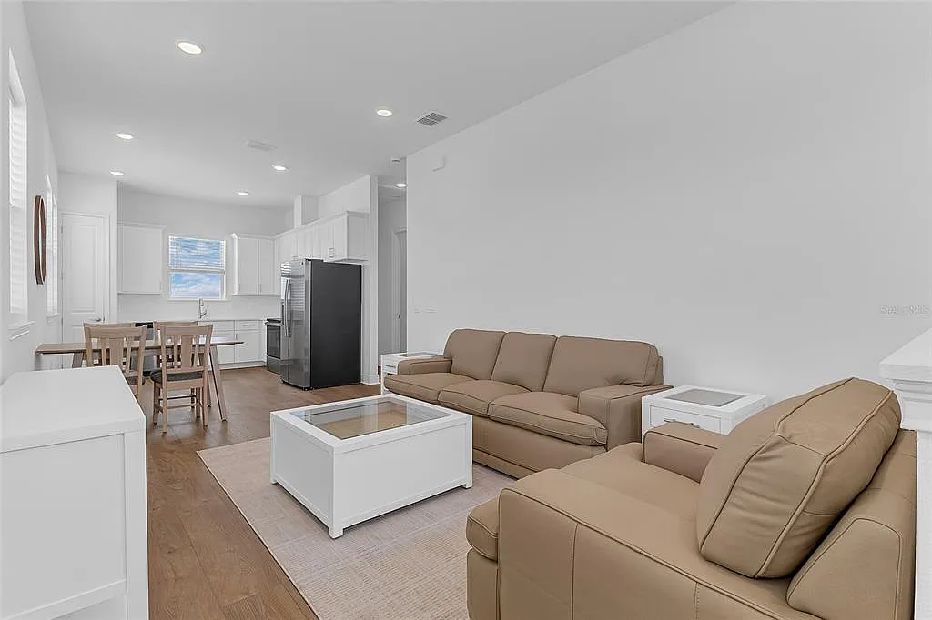1 bed, 1.0 bath, 890 sqft, $2,100 — Photo 4