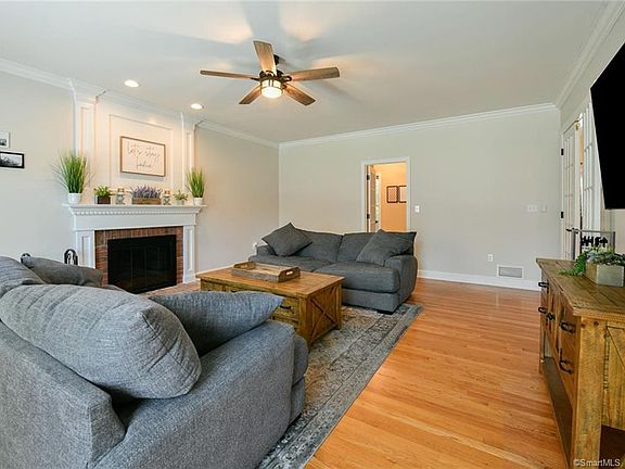 3rd image of 51 Fox Hollow Ln