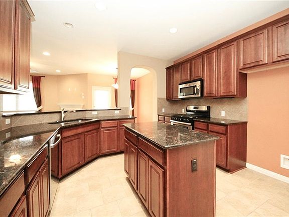 4th image of 1042 Hyde Park Dr