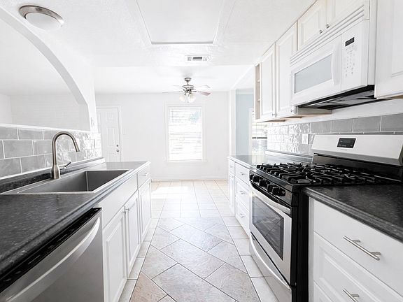 4th image of 805 Brookshire Cir