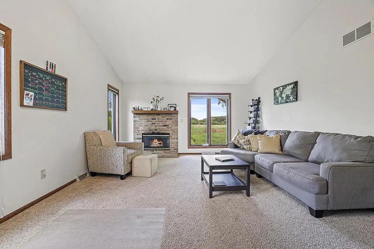 3 bed, 2200 sqft, $2,400 — Photo 2