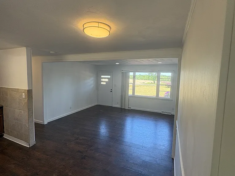 4325 Kentuck Rd — Photo 2