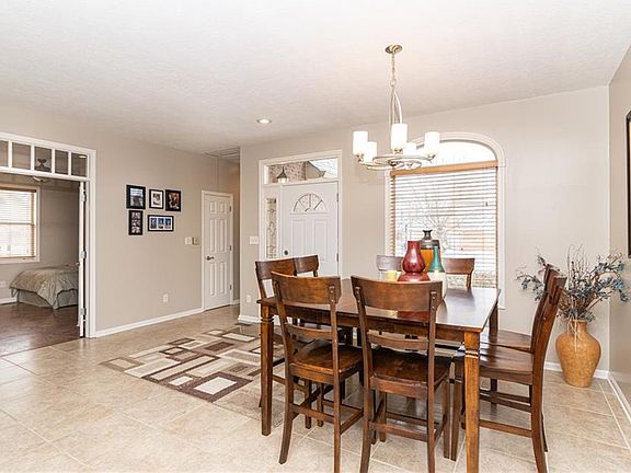 4th image of 9346 Pinecreek Cir