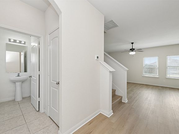 3rd image of 140 Collin St