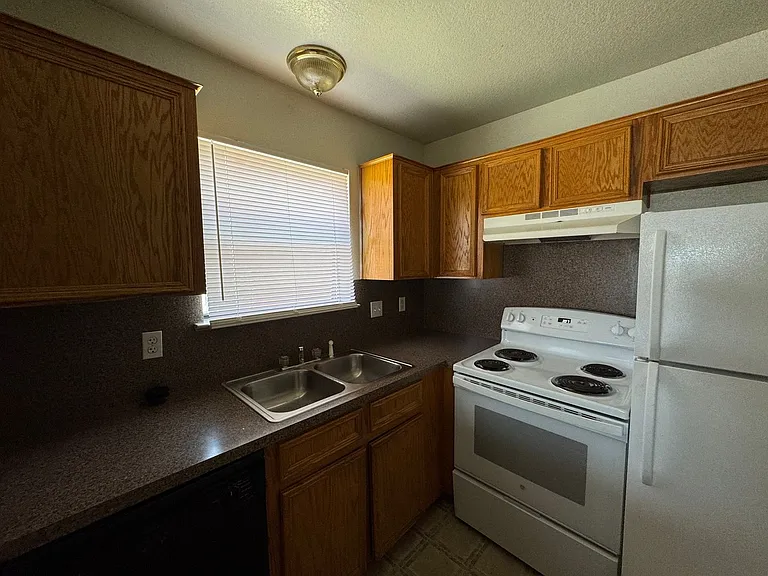 1106 Lansberry Ct — Photo 6