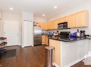 6135 N Broadway Ave #203, Chicago, IL 60660