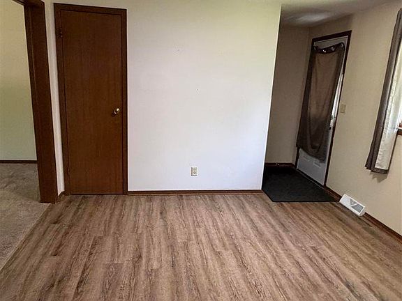 4th image of 105 Silver St W