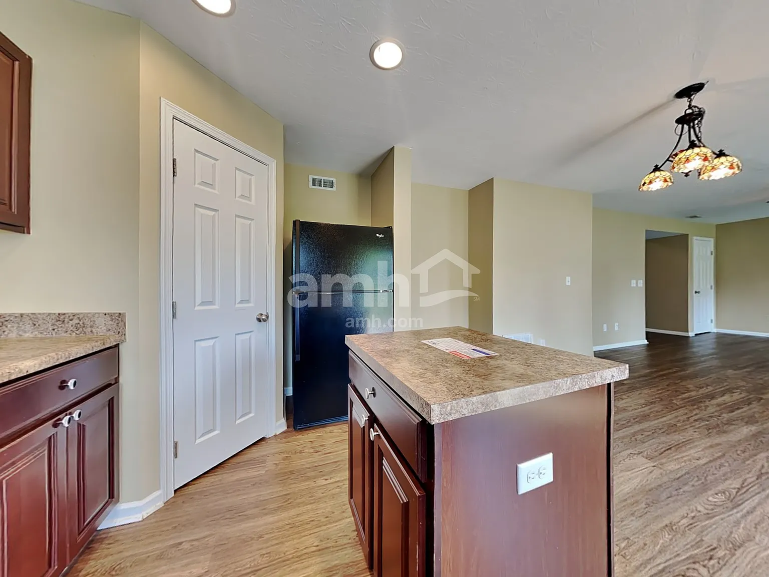 3 bed, 2.5 bath, 1720 sqft, $2,305 — Photo 3
