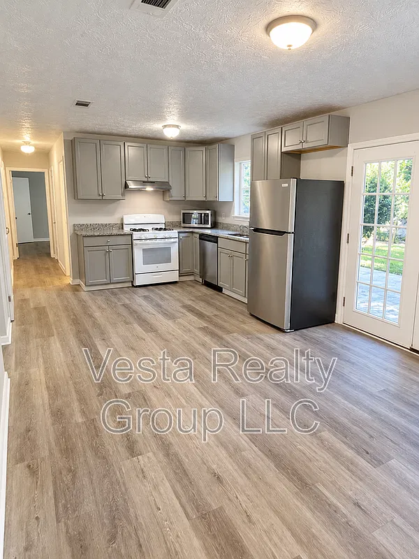 3 bed, 1.5 bath, 1872 sqft, $1,795 — Photo 3