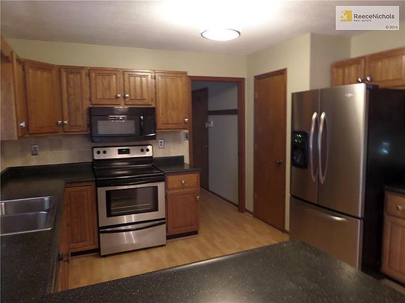 Nice sized kitchen with stainless steel appliances!