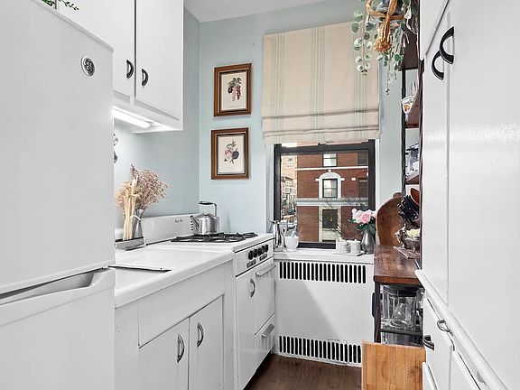 3rd image of 300 W 72nd St APT 3E