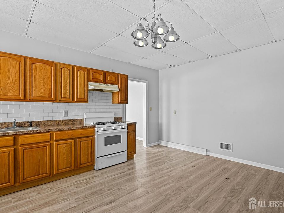 1st image of 107 Macarthur Ave APT 2