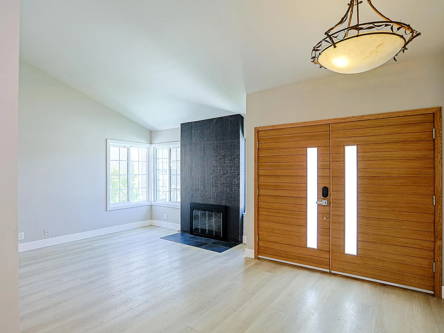 4 bed, 2573 sqft, $8,800 — Photo 3